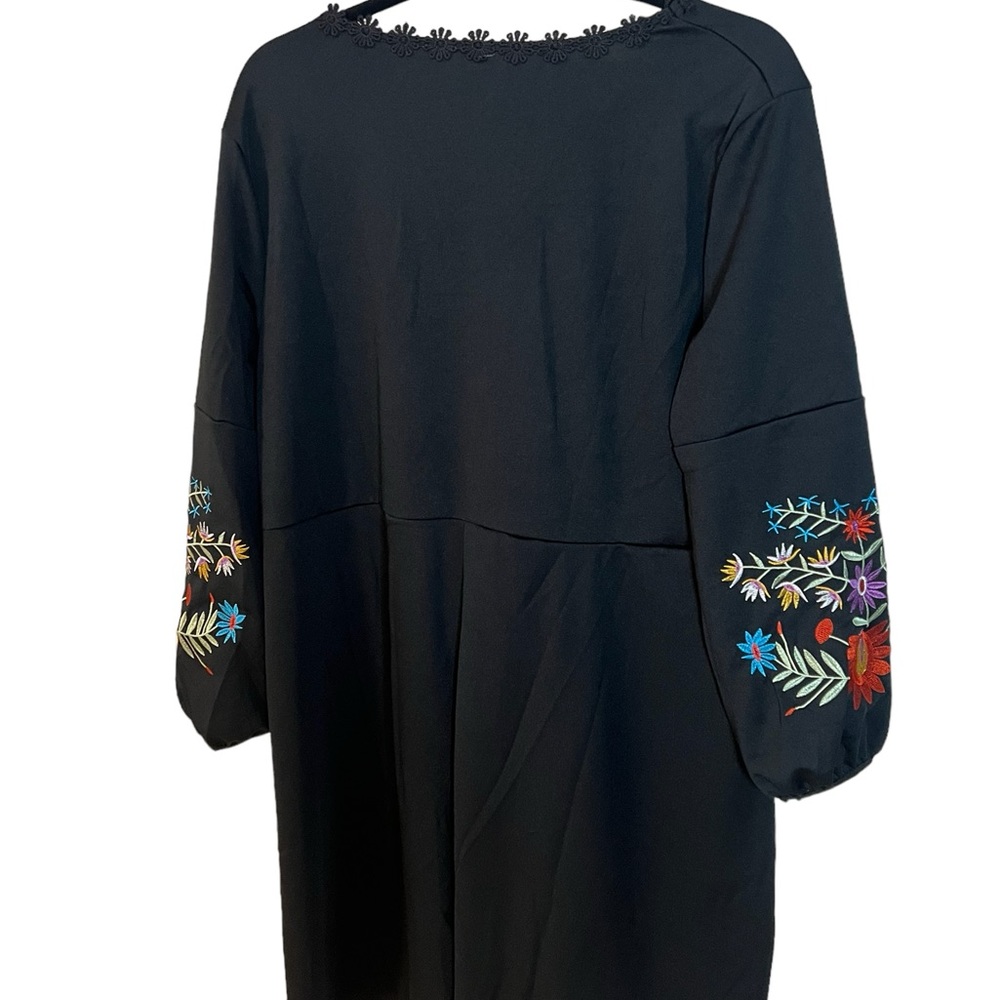 An embroidered black dress in size - Picture 5 of 6